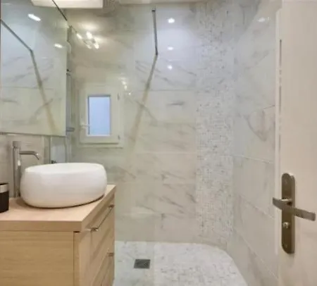 Elegant And Chic - Near Sights * Paris