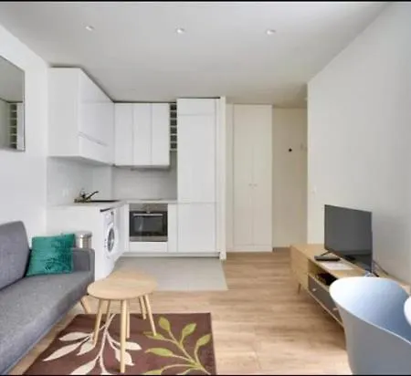 Elegant And Chic - Near Sights * Paris