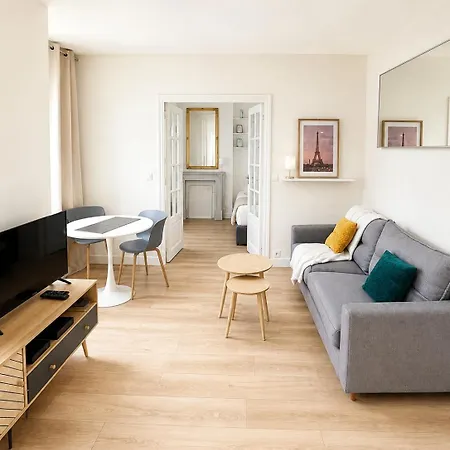 Elegant And Chic - Near Sights *
