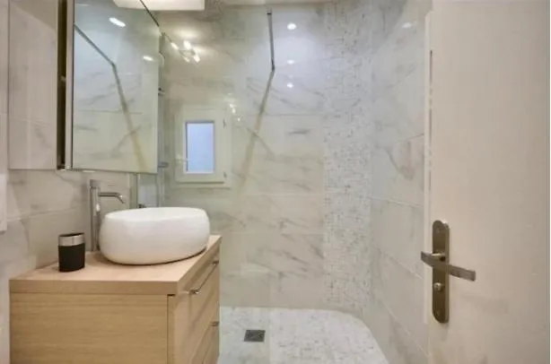 Elegant And Chic - Near Sights * Parijs