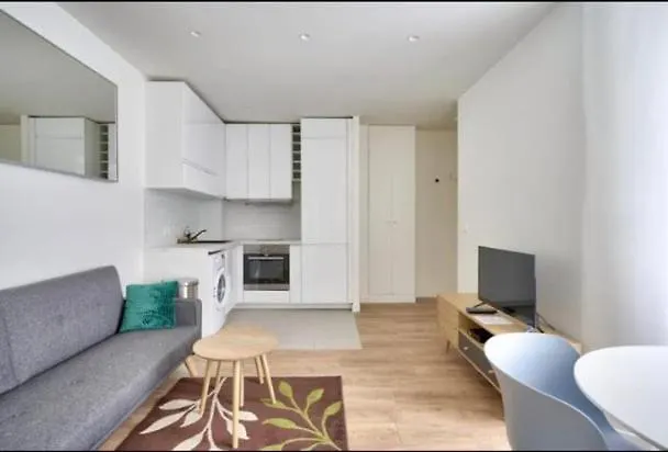 Elegant And Chic - Near Sights * Parijs